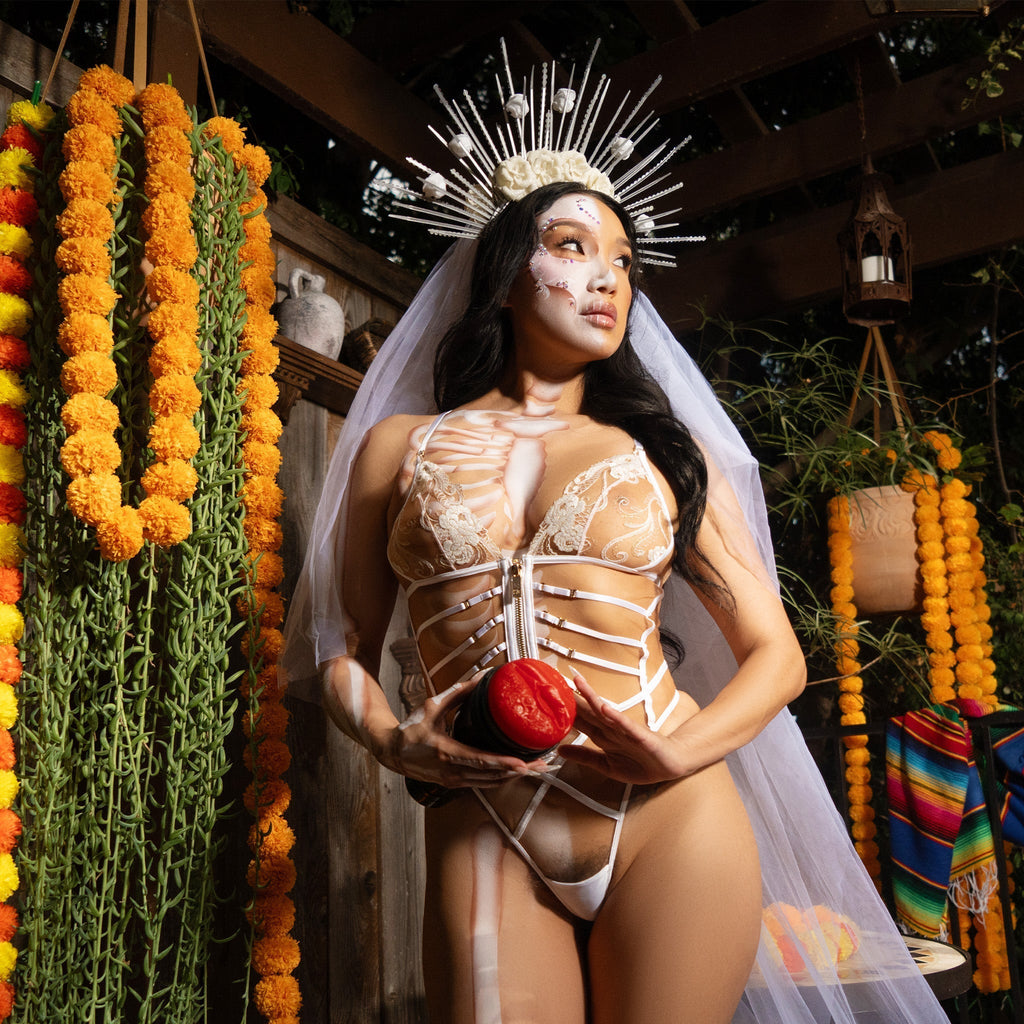 Vicki Chase as La Muerta